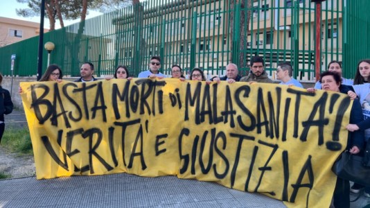La protestaCorigliano Rossano, 29enne morto in pronto soccorso: sit in davanti all’ospedale per chiedere giustizia
