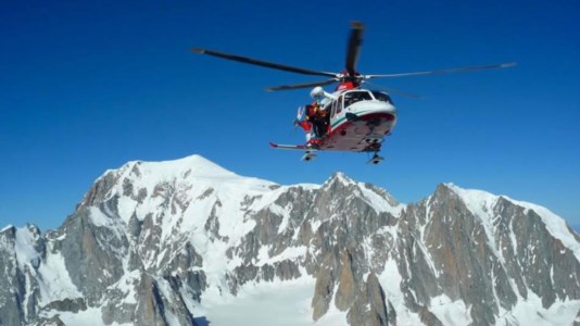 Un elicottero del Soccorso alpino sorvola il luogo della valanga (foto AdnKronos)