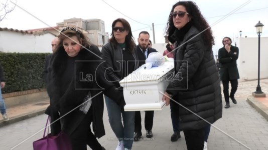Il luttoStrage di migranti a Cutro, il cimitero di Paola accoglie le spoglie di una bimba non identificata