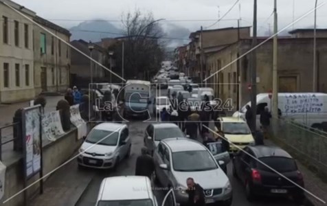 La protestaCorteo di auto fino all’ospedale più vicino, così Oppido Mamertina denuncia il taglio della sanità d’urgenza