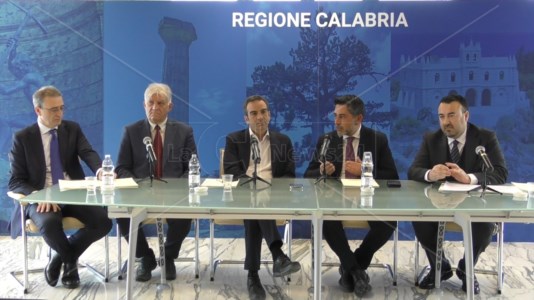 Il tavolo della sigla dell’accordo tra Comune di Reggio e Regione