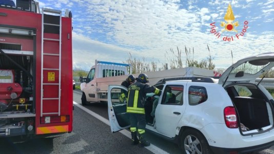 Attimi di apprensioneIncidente sull’A2, scontro tra un autocarro e una macchina tra gli svincoli di Lamezia e Pizzo: tre feriti