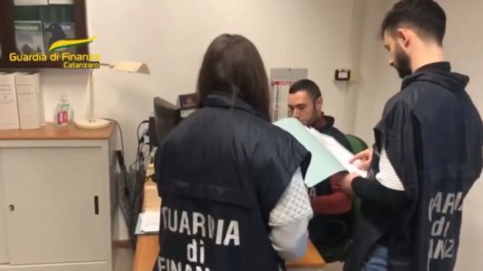 L’inchiestaSequestri a società pubblicitaria liquidata a Milano e trasferita in Calabria: «Debiti mostruosi nei confronti del Fisco»