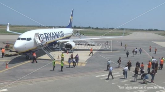 Aeroporti CalabriaEstate, Ryanair aumenta frequenza voli per Crotone e Lamezia Terme: 2 nuove tratte per Treviso e Venezia