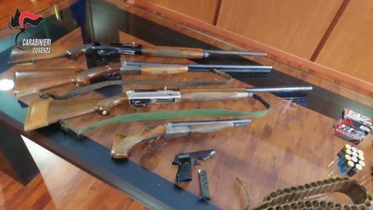 Le armi rinvenute dai carabinieri a Cosenza