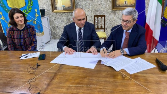 La firma dell’accordo tra il procuratore Spagnuolo e il sindaco Caruso