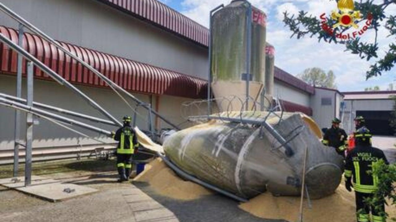 Il silos caduto a causa dell’urto (foto Ansa)