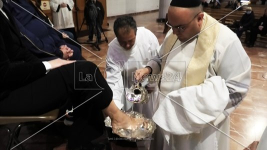 La funzione religiosaPaola, anche tre detenuti per la lavanda dei piedi al Santuario di San Francesco