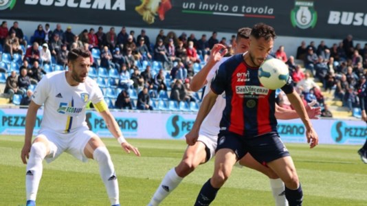 Serie CPasqua amara per il Crotone: allo Scida passa il Cerignola con un gol di D’Ausilio