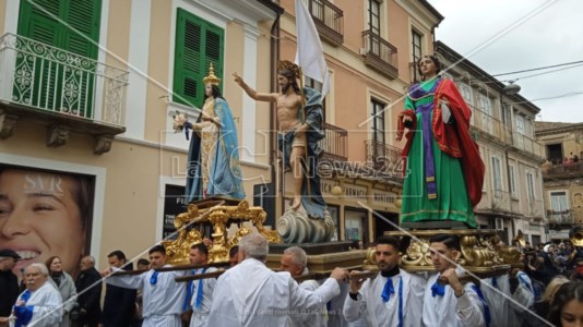 Fede e tradizioniPasqua a Vibo, in migliaia per il rito secolare dell’Affruntata tra lacrime e commozione: le foto e il video