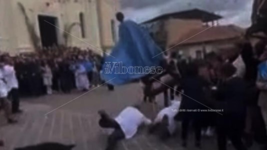 Attimi di tensioneSan Calogero, durante l’Affrontata cade la statua della Madonna