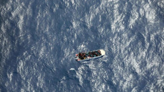 Una barca di migranti nel Mediterraneo - foto d’archivio