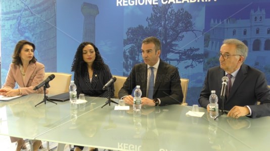 Visita istituzionaleIn Regione la presidente della Repubblica del Kosovo: «Le comunità arbereshe calabresi il nostro orgoglio»