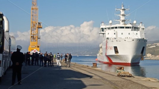 L’arrivo della nave nel porto di Vibo Marina