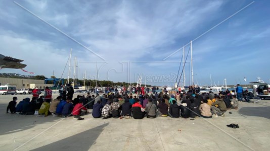 Popoli in fugaMigranti, a Roccella Jonica atteso un nuovo sbarco: soccorse 49 persone al largo della costa