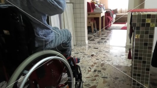 La replicaPaola, il Comune interviene sulla vicenda del bimbo di 10 anni sulla sedia a rotelle: «Non abbandoniamo nessuno»