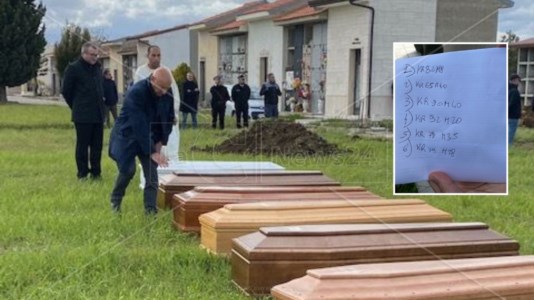 Dolore infinitoVittime senza nome: al cimitero di Cutro seppelliti sei migranti mai riconosciuti, tra di loro un bimbo di 8 anni