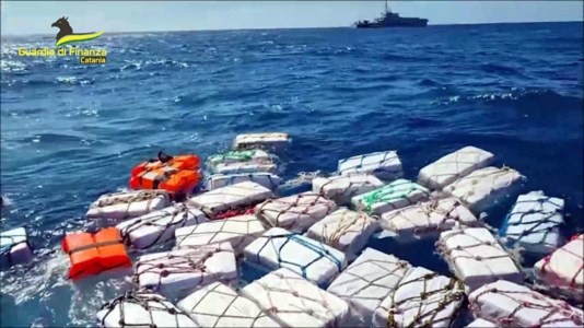 L’operazioneTraffico di droga, due tonnellate di cocaina recuperate in mare a largo della Sicilia orientale