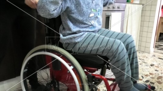 Diritti negatiPaola, bimbo di 10 anni sulla sedia a rotelle oltre allo sfratto ora rischia anche di non poter andare a scuola