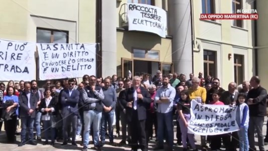 Pasquale Motta e i cittadini che manifestano a difesa dell’ospedale