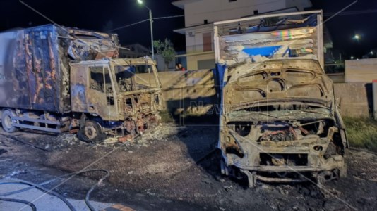 Il rogoIncendio a Francavilla Marittima, in fiamme 2 camion di un‘azienda ortofrutticola: si propende per la pista dolosa