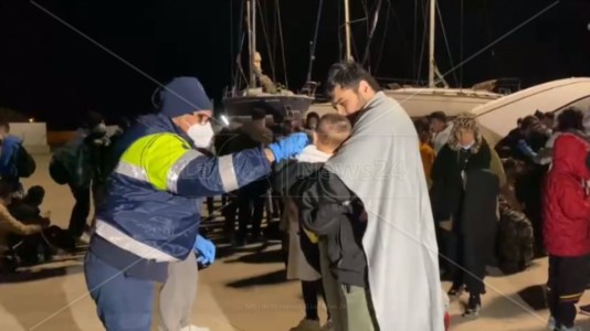 Popoli in fugaMigranti, sbarcate 88 persone a Roccella: è il decimo arrivo del 2023