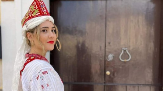 Un abito tradizionale arbereshe come regalo: anche così le tradizioni si rinnovano 