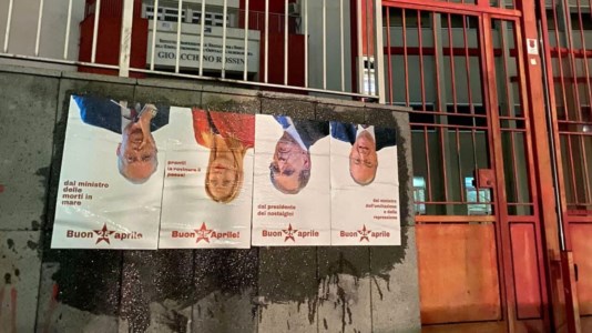 La provocazioneNapoli, affisse foto a testa in giù di Giorgia Meloni e Ignazio La Russa nei luoghi simbolo della Resistenza: indaga la Digos