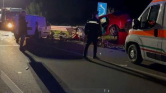 Sangue sulle stradeTragico incidente in Puglia, scontro frontale tra due auto: quattro giovani morti e due feriti