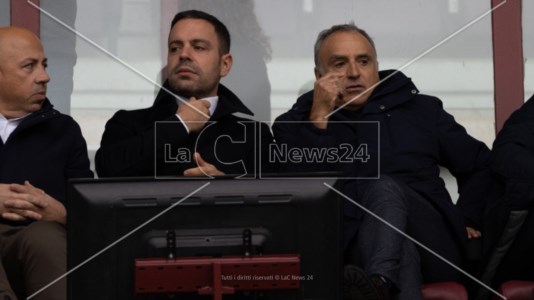 La conferenza stampaReggina, la furia di Cardona: «Mi hanno comunicato la cessione il 20 giugno. Non aver pagato i 757mila euro una s...»