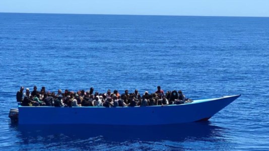 Nuovo sbarcoReggio Calabria si prepara all&rsquo;arrivo di 671 migranti, tra cui 52 minori. Allestiti spazi di accoglienza nella palestra di Gallico