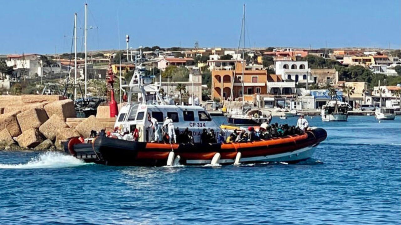 Sbarco migranti a Lampedusa (Foto Ansa)
