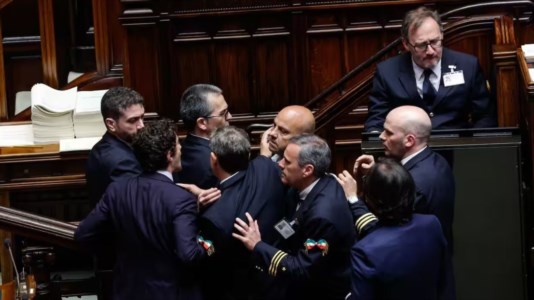 Il deputato calabrese Nico Stumpo trattenuto dai commessi della Camera