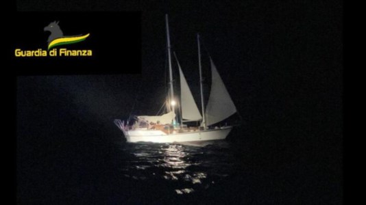La barca a vela a bordo della quale hanno viaggiato 40 migranti