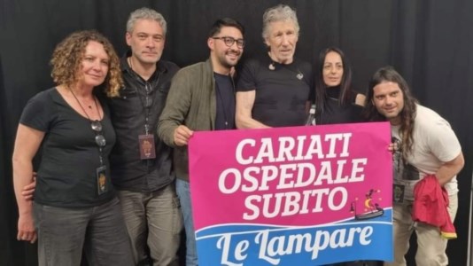Il sostegnoRoger Waters in concerto a Bologna: «Basta armi, abbiamo bisogno di soldi per gli ospedali calabresi»