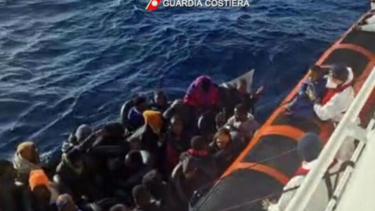 Tragedia in mareMigranti, peschereccio tunisino assalta barchino per rubare il motore, annega bimba di 4 anni