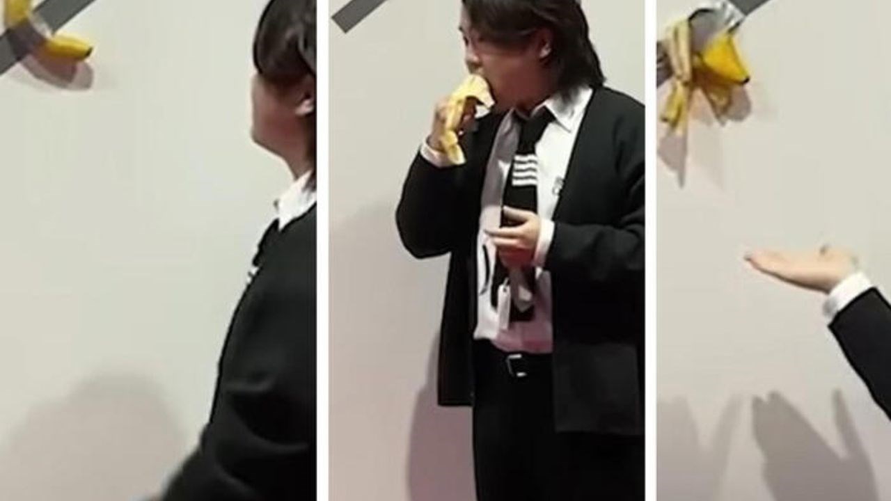 Il giovane mangia la banana banana che faceva parte di un’installazione dell’artista Maurizio Cattelan