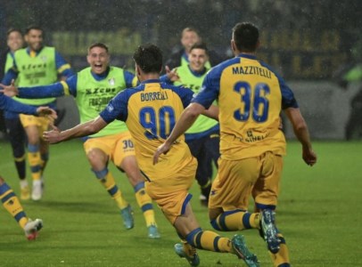 Serie BUna follia di Cionek aiuta la festa dei gialloblu: il Frosinone batte 3-1 la Reggina e vola in Serie A