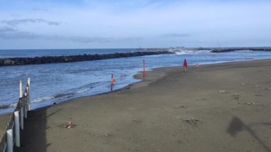 Il casoFiumicino, il cadavere di una donna ritrovato sulla spiaggia