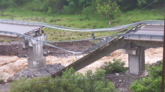 Tragedia sfiorataFiume in piena, crolla ponte sulla Sila-Mare nel Cosentino: la strada era stata chiusa poco prima - IL VIDEO SHOCK