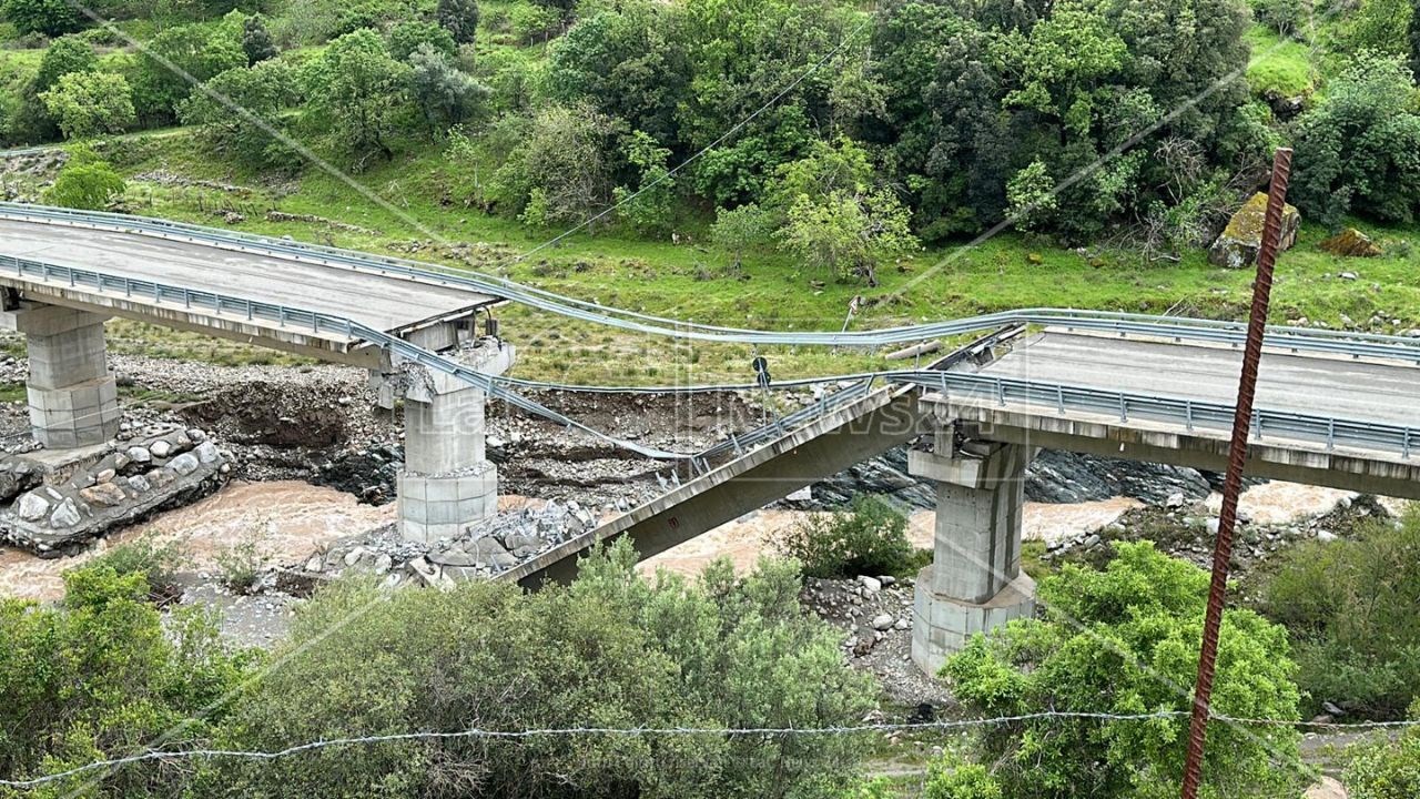 Il ponte crollato a Longobucco