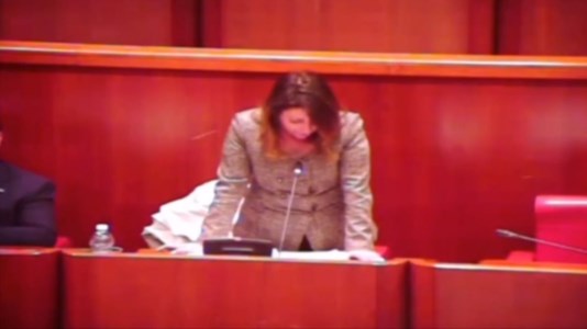 Emma Staine mentre rilegge l’interrogazione (frame del video)