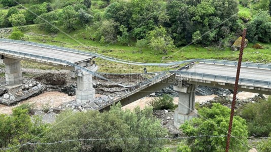 Il ponte crollato sulla SS177 a Longobucco
