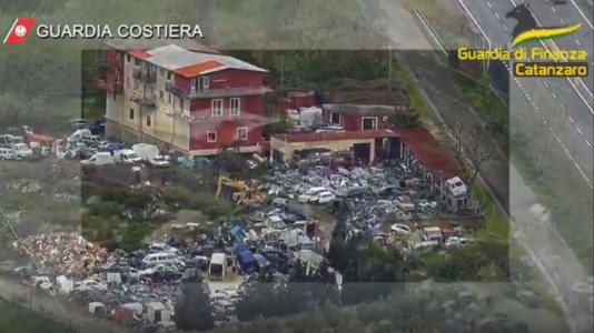 Scattano i sigilliLamezia Terme, sequestrato cimitero d’auto di 11mila metri quadri privo di autorizzazioni ambientali