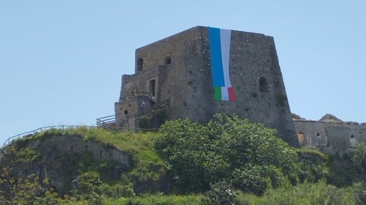Lo striscione con i colori del Napoli su Torre Talao. Fonte foto: pagina Facebook 