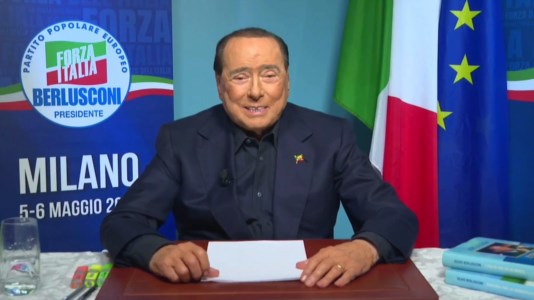 Un frame dal video-messaggio di Silvio Berlusconi durante la convention di FI
