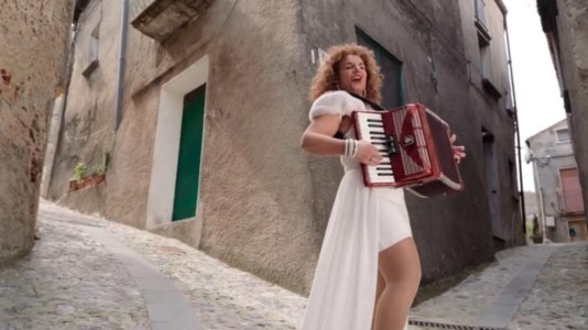 La fisarmonica per creare un legame tra la Calabria e la Germania: la musica di Franca Ferraro incanta il web