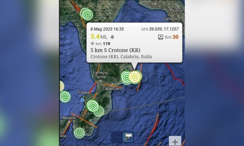 La terra tremaTerremoto in Calabria, scossa di magnitudo 3.4 a Crotone: molte segnalazioni ai vigili del fuoco