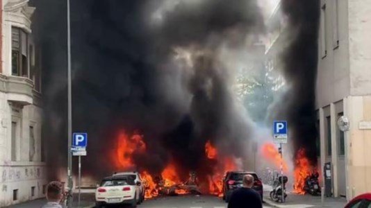 Attimi di pauraIncendio a Milano, esplode un furgone in pieno centro: a fuoco diverse auto