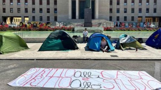 Gli studenti in tenda davanti La Sapienza di Roma